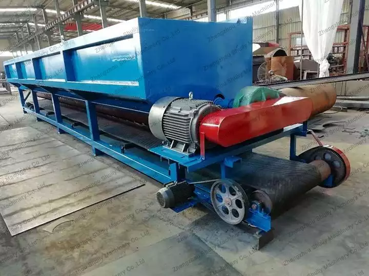 Double roller wood debarker with the conveyor
