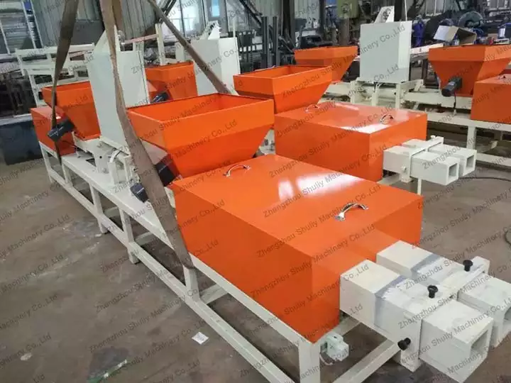 Wooden block making machine with square hoppers